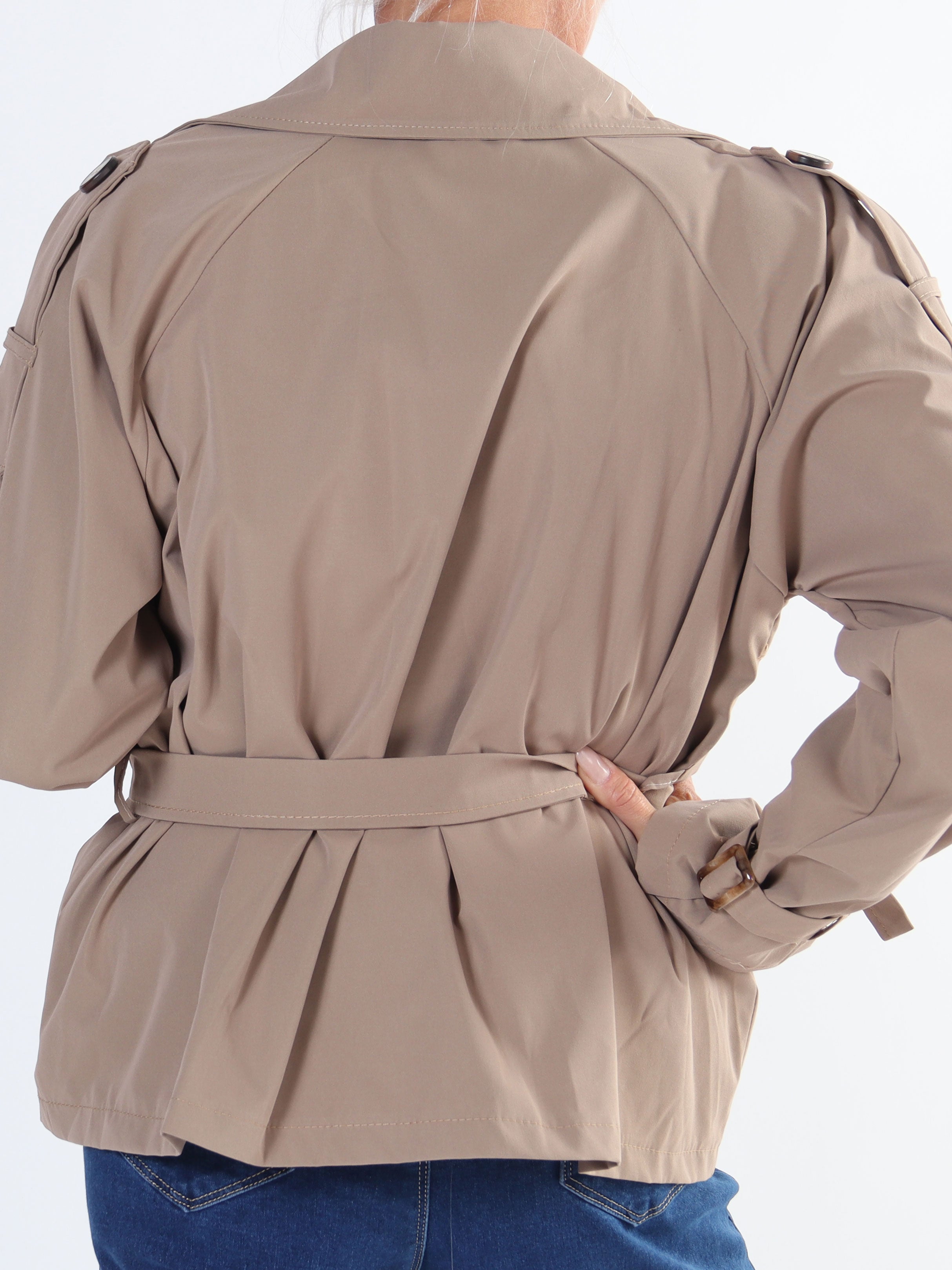 Carmen - Kort trenchcoat med knappar